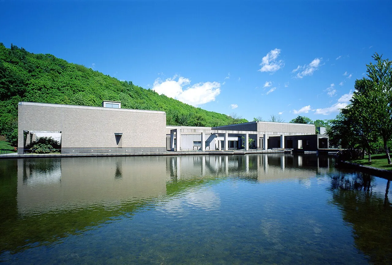 緑の斜面を背にした札幌芸術の森美術館の外観