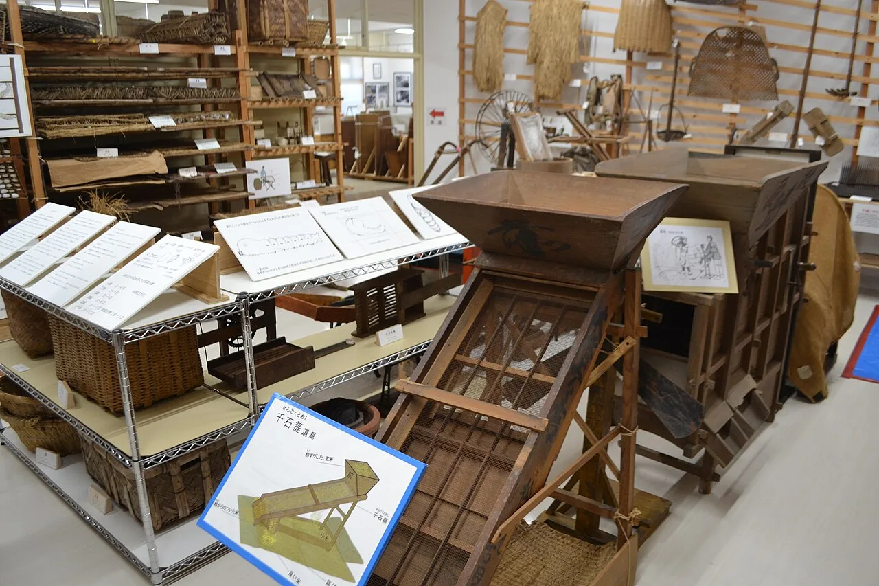 美濃和紙づくりに使われる木製の紙漉き道具や簀が並ぶ展示室