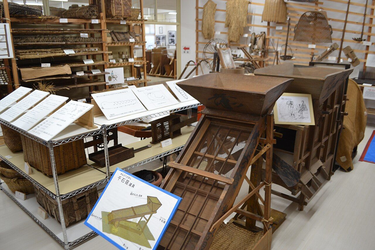 A gallery displaying wooden papermaking tools and bamboo screens used in making Mino washi